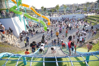 全國最高公園溜滑梯-太平馬卡龍公園湧破萬人次體驗