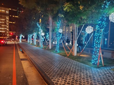 點亮台中夜空-中市府開放行道樹免費懸掛燈飾
