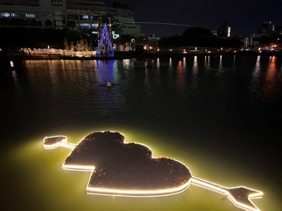 星泉湖雙心造型浮島點綴燈飾