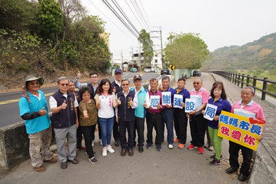 建設局長與黃佳恬議員及在地里鄰長-聖和宮主委一同視察長龍路道路安全改善