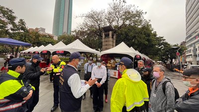 市府建設局邀集警察局-經發局-消防局及經濟部標準檢驗局辦理擴大取締市民廣場違規攤販