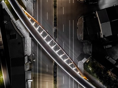 潭心鐵馬空橋-整體外觀以奔跑時之-跳躍曲線-呈現自行車行進時的線性速度感-正投影平面上以橋拱與橋面版的兩條弧線-形成完美的-非對稱結構中的對稱線型