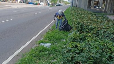 建設局第一線清潔維護人員清不勝清-為確保市容景觀乾淨-建設局與環境保護局合作