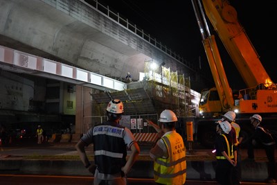 建設局長陳大田關心橋樑吊裝安全