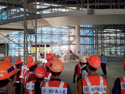 臺中綠美圖新建工程提供工地場域及現場人員講解-讓工地區域轉變成學生及業界人士們