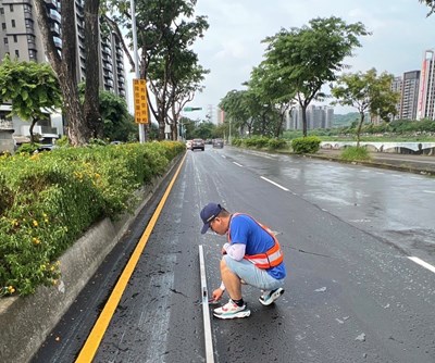 管線單位完成路面改善工程後-建設局同仁即至現場督導-查驗施工品質