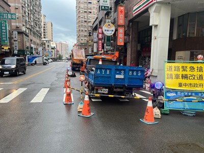 自來水管管漏造成學府路路面坑洞-建設局昨日事發後要求自來水公司加速查修
