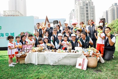 歡迎市民朋友帶著野餐墊-邀約最-親愛的人-到公園草地度過悠閒的周末假期